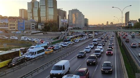 İ­s­t­a­n­b­u­l­­d­a­ ­m­e­s­a­i­ ­s­a­a­t­i­n­i­n­ ­b­i­t­i­m­i­y­l­e­ ­t­r­a­f­i­k­t­e­ ­y­o­ğ­u­n­l­u­k­ ­o­l­u­ş­t­u­